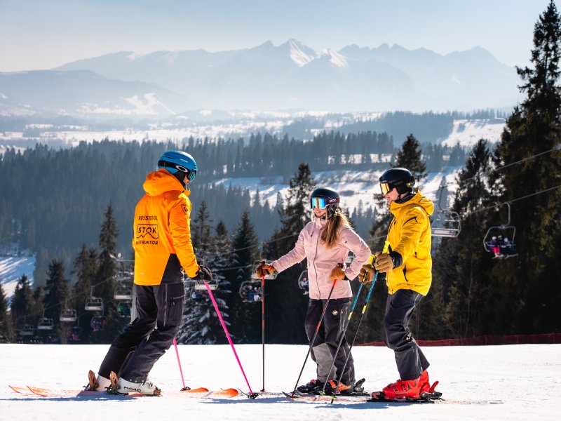 Szkoła narciarska Snow Club - dzieci uczą się jeździć na nartach na Stacji Narciarskiej Kaniówka