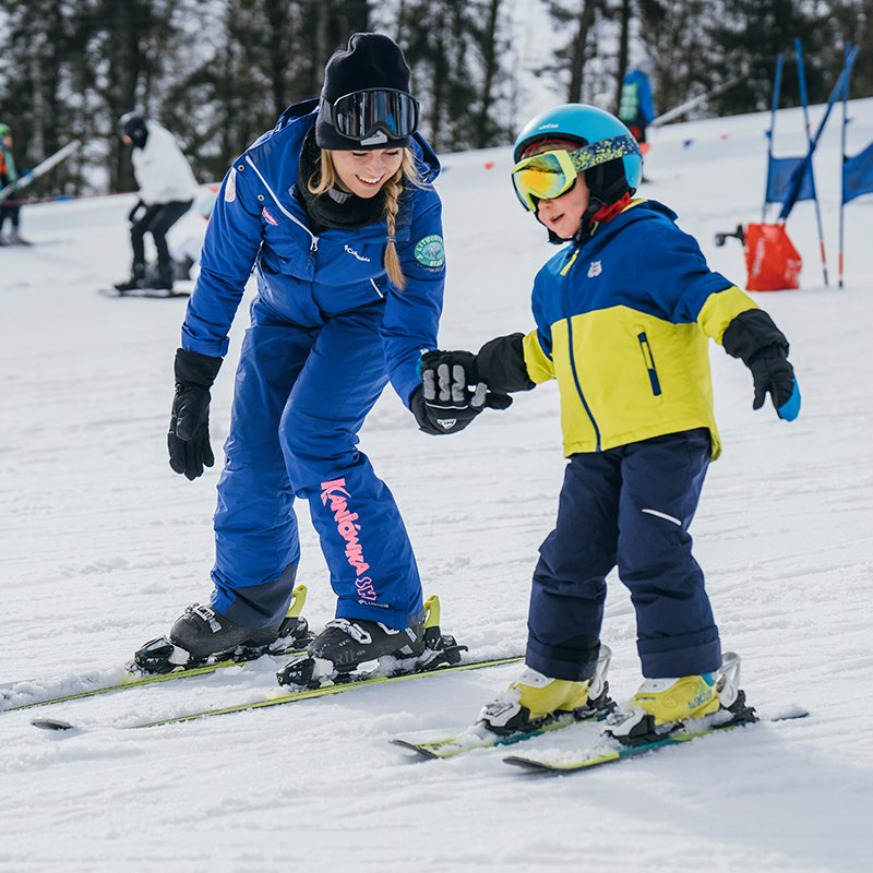 Szkoła narciarska Snow Club - dzieci uczą się jeździć na nartach na Stacji Narciarskiej Kaniówka