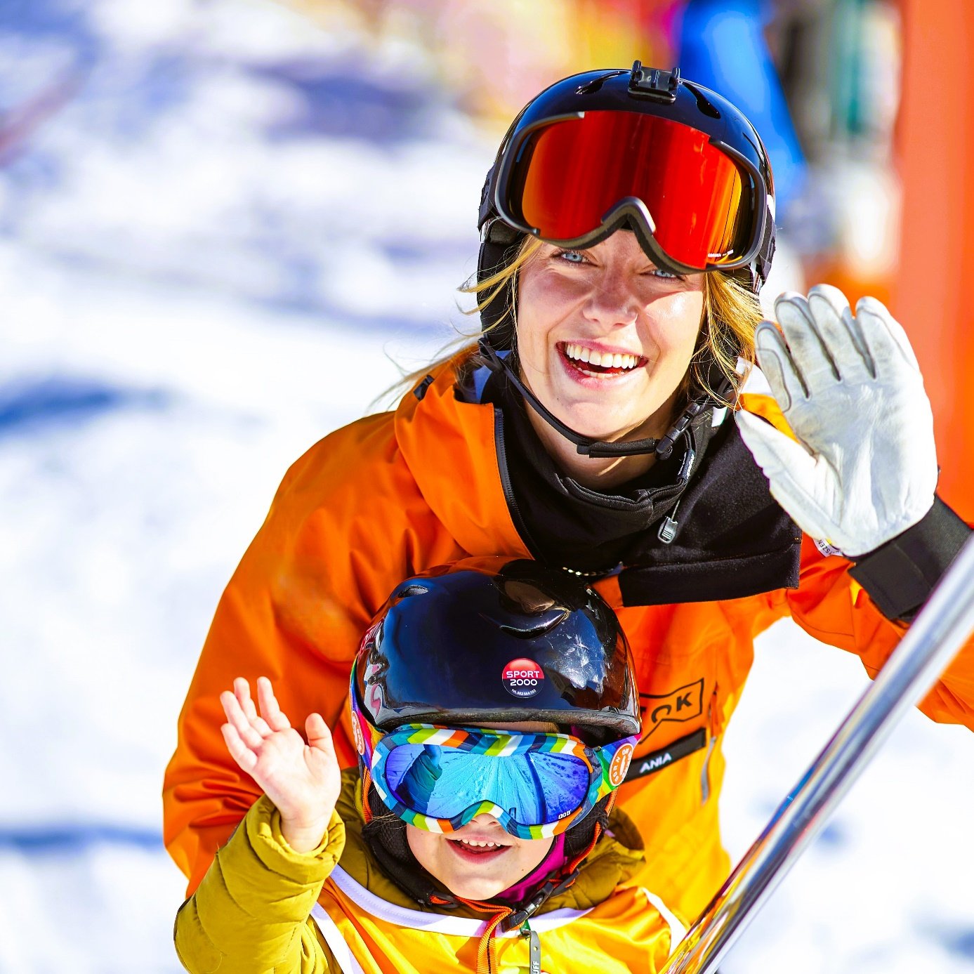 Instruktorka Szkoły STOK z dzieckiem na stoku Kotelnicy - pierwsze skręty na nartach.